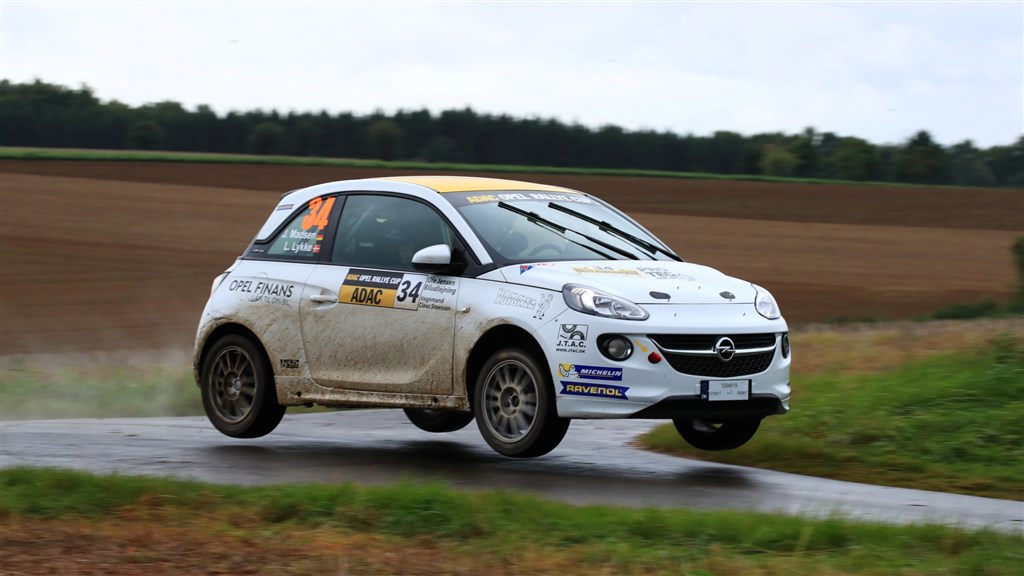 Jacob Madsen og Line Lykke Jensen var flyvende i deres Opel ADAM, da de i weekenden var hurtigst af alle i ADAC Opel Rallye Cup i Rallye Niedersachsen tællende til det tyske rallymesterskab
(Foto: Opel)